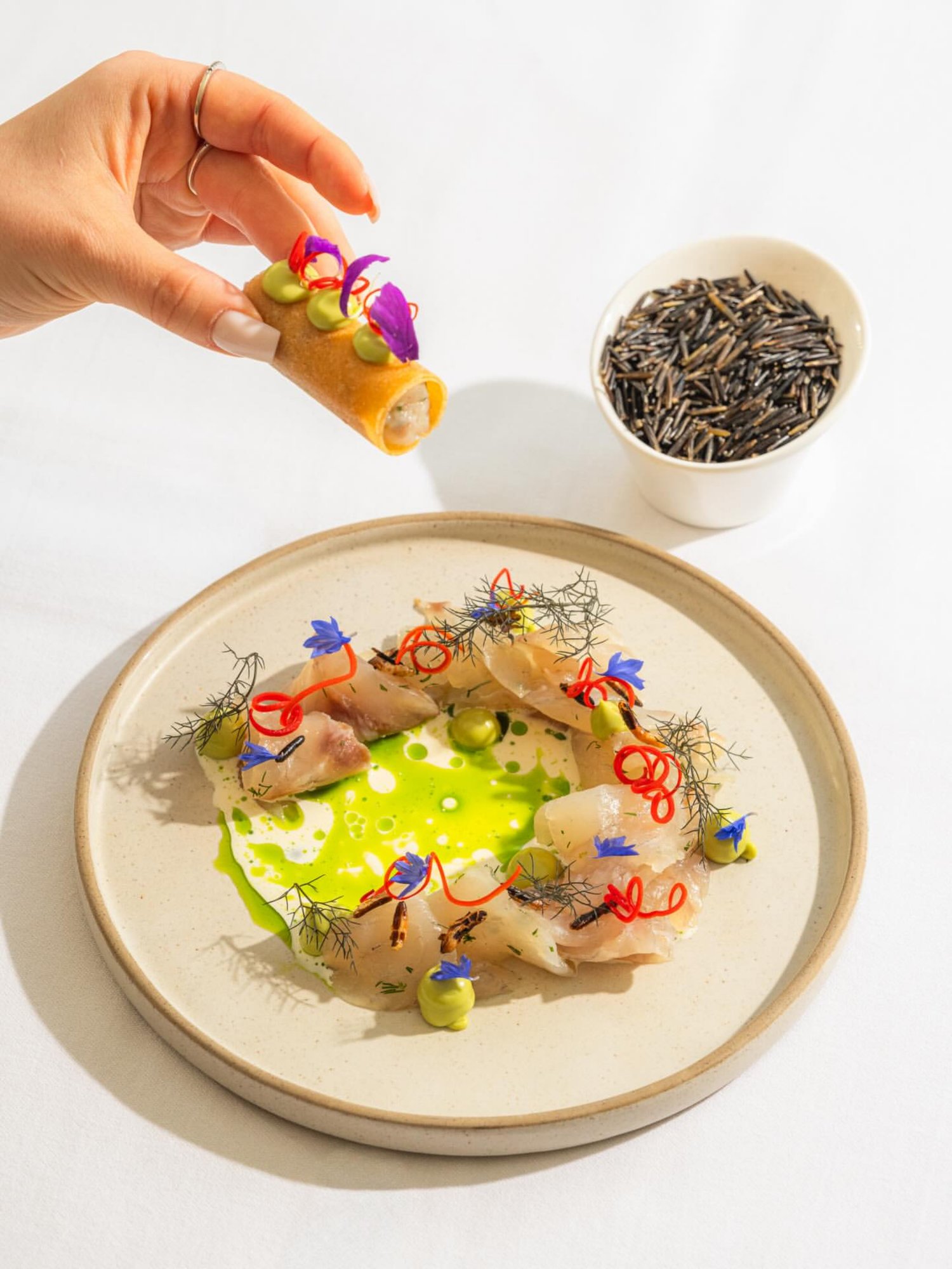 Chef locale che sorride mentre impiatta